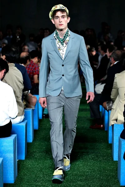 Look 3